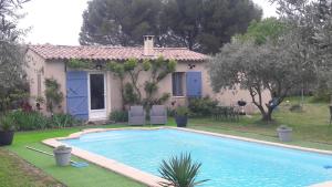 Basen w obiekcie OUSTAOU DU GAYET gîte de charme avec piscine privée lub w pobliżu