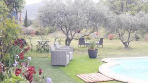 Ogród w obiekcie OUSTAOU DU GAYET gîte de charme avec piscine privée