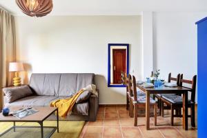 コティージョにあるEl Cotillo Central Apartment with two bedroomsのソファとテーブルのあるリビングルーム