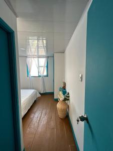 普拉亞布蘭卡的住宿－Cabaña Balcones del Mar，一间卧室设有一张床和一个窗口