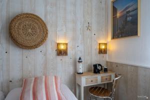 Camera con letto e tavolo con sidro di sidro. di Hotel La Roseraie a Fouras