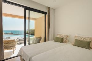 Villa Oceânica في ألبوفيرا: غرفة نوم مع سرير وإطلالة على المحيط +42 صورة