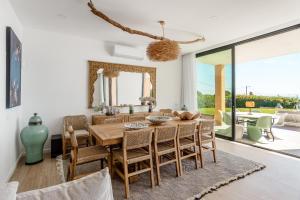 Villa Oceânica في ألبوفيرا: غرفة طعام بها طاولة وكراسي