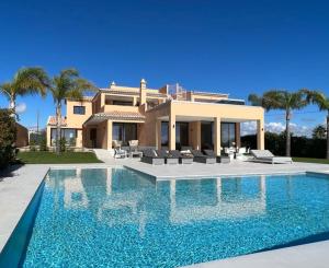 Villa Oceânica في ألبوفيرا: فيلا بمسبح امام بيت