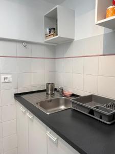 uma cozinha com um lavatório e uma bancada em A casa di nonna Lina em Polignano a Mare