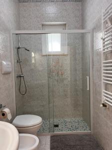 W łazience znajduje się prysznic, toaleta i umywalka. w obiekcie A casa di nonna Lina w mieście Polignano a Mare