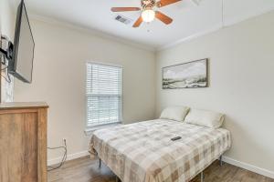 ein Schlafzimmer mit einem Bett und einem Deckenventilator in der Unterkunft Walk to Beach and Moody Mansion Galveston Home! in Galveston