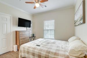 ein Schlafzimmer mit einem Bett und einem Deckenventilator in der Unterkunft Walk to Beach and Moody Mansion Galveston Home! in Galveston
