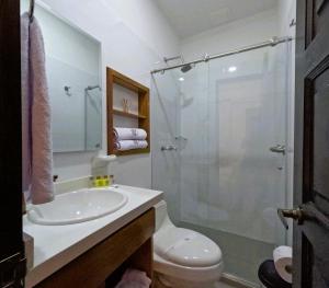 a bathroom with a shower and a sink and a toilet at Hotel Boutique La Leyenda 1860 in Salamina