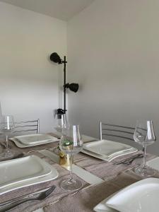 stół z talerzami i kieliszkami do wina w obiekcie JIYARA F3 PROCHE CENTRE Ville w Belfort