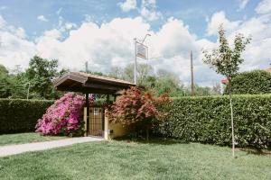 A garden outside LA CASETTA Malpensa Guesthouse