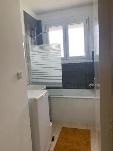łazienka z umywalką, toaletą i oknem w obiekcie JIYARA F3 PROCHE CENTRE Ville w Belfort