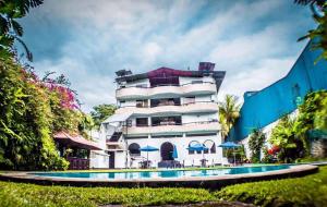 um edifício com uma piscina em frente em Chanchamayo Inn Hotel em La Merced