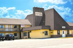 un motel con un cartel en el lateral de un edificio en Grantsburg Inn, en Grantsburg