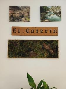 une rangée de photos sur un mur avec un panneau indiquant si i authentique dans l'établissement Hotel El Coterin Apartamentos y Habitaciones, à Arenas de Cabrales