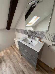 a bathroom with a sink and a mirror at Casa Bieiteiros in Valdoviño