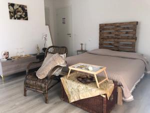 a bedroom with a bed and a table and a chair at R&B MiDora Modena in Modena