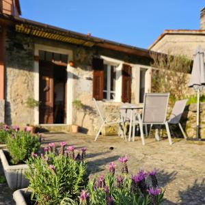 een huis met een patio met stoelen en een parasol bij Casa di Marco in Irola