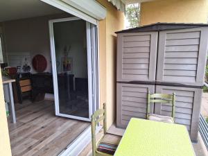 a patio with a table and a sliding glass door at Chambre chez l'habitant quartier résidentiel in Avignon