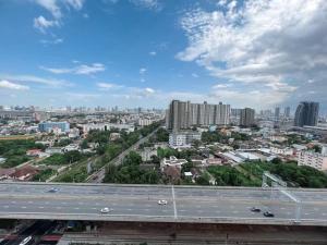 a view of a city with a highway at Metro sky prachachuen in Bang Su