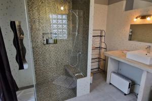 un baño con ducha y lavabo en Charmante villa tout confort à 10 min de la plage, en Sainte-Maxime 22 fotos más