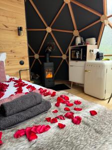 um quarto com uma cama com pétalas de rosa vermelhas no chão em Dôme l'Escapade Insolite em Rupt-sur-Moselle