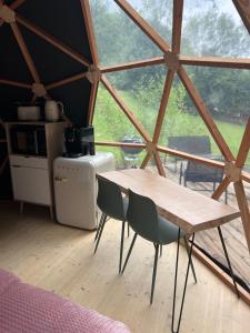 um quarto com uma mesa e cadeiras numa tenda em Dôme l'Escapade Insolite em Rupt-sur-Moselle