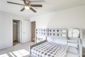 1 dormitorio con 2 literas y ventilador de techo en Pet-Friendly Ladson Home 23 Mi to Charleston! en Ladson