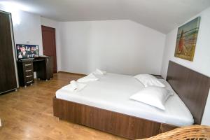 Un pat sau paturi într-o cameră la Vila Victory