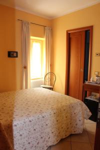 モンテロッソ・アル・マーレにあるIl Timone Lertaのベッドルーム(大型ベッド1台、窓付)