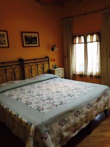 um quarto com uma cama grande e uma colcha floral em Il Timone Lerta em Monterosso al Mare