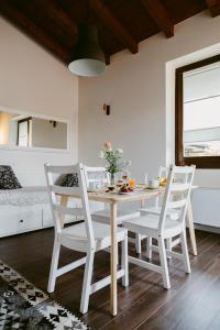 un comedor blanco con mesa y sillas en LA CASETTA Malpensa Guesthouse en Case Nuove