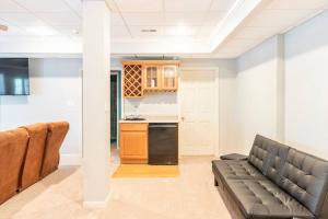 ジョーンズボロにあるDeja Blue on Summit Ridgeのソファとキッチンのあるリビングルーム