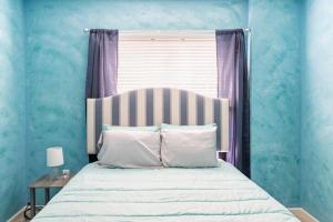 ジョーンズボロにあるDeja Blue on Summit Ridgeの青い壁と窓のあるベッドのある寝室