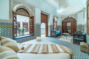 une chambre avec un grand lit dans une pièce dans l'établissement Riad Khadoj-Marrakech-Traditional, à Marrakech