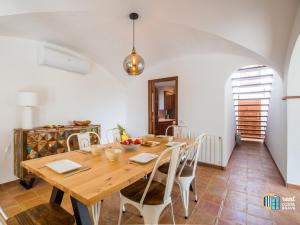 uma sala de jantar com uma mesa de madeira e cadeiras em Villa LA KAZ em Castillo de Aro