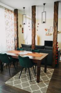 uma sala de jantar com uma mesa e cadeiras verdes em Family apartment in Riga center Free parking em Riga