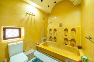 une salle de bain avec baignoire et toilettes dans l'établissement Riad Khadoj-Marrakech-Traditional, à Marrakech 63 autres photos