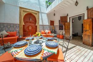 d'un salon avec une table et des plaques de cuisson. dans l'établissement Riad Khadoj-Marrakech-Traditional, à Marrakech