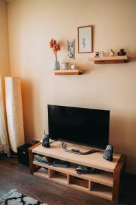 uma sala de estar com uma televisão de ecrã plano sobre uma mesa em Family apartment in Riga center Free parking em Riga