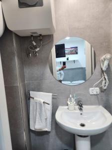 ナポリにあるCasa Espositoのバスルーム(洗面台、鏡付)