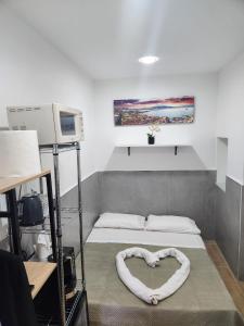 ナポリにあるCasa Espositoのハート型の枕付きのベッドが備わる客室です。