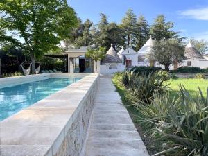 basen ze ścianą zatrzymania obok domu w obiekcie Trullo Panna Fragola - Exclusive four bedroom Villa & Private pool w mieście Martina Franca