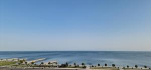 巴庫的住宿－Baku White City-Seaview Luxury Apartment，从大楼顶部可欣赏到海景