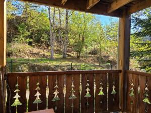 a screened porch with a view of the woods at Grand studio à la montagne in Ax-les-Thermes