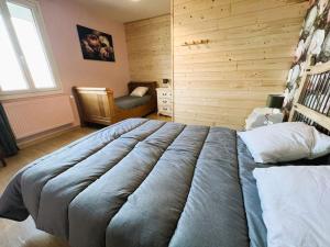 Un dormitorio con una cama grande y una ventana en Villa Samson, en Le Tréport