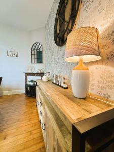 una lámpara sobre una mesa de madera en Villa Samson, en Le Tréport 52 fotos más