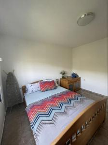 科托爾的住宿－The Original Zukovica Home，一间卧室配有一张带彩色毯子的床