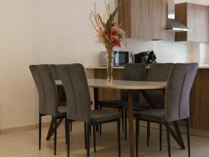 Kuchyň nebo kuchyňský kout v ubytování Halcyon Central Apartment