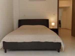 Postel nebo postele na pokoji v ubytování Halcyon Central Apartment
